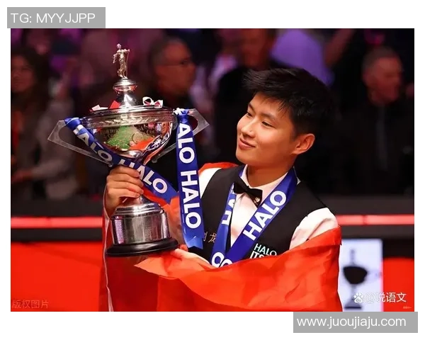 足球明星荣耀时刻捧奖杯精彩瞬间全景展示图集