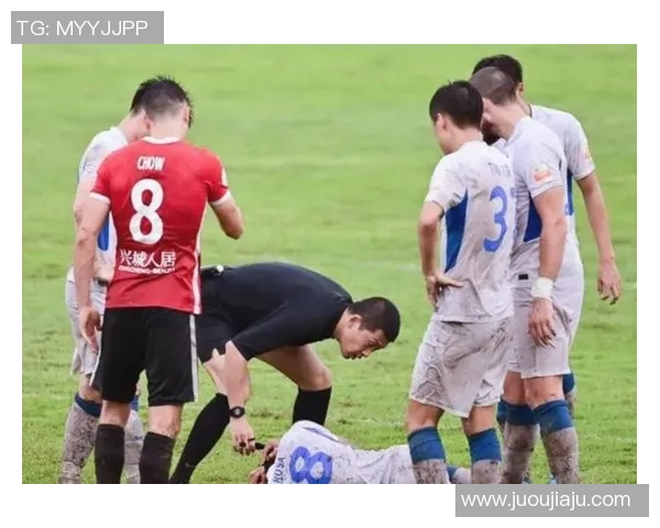 足球明星被捕现场视频曝光引发球迷热议与媒体关注