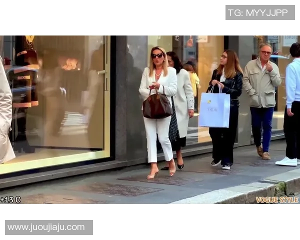 足球明星街头闲逛揭秘他们的时尚选择与生活趣事